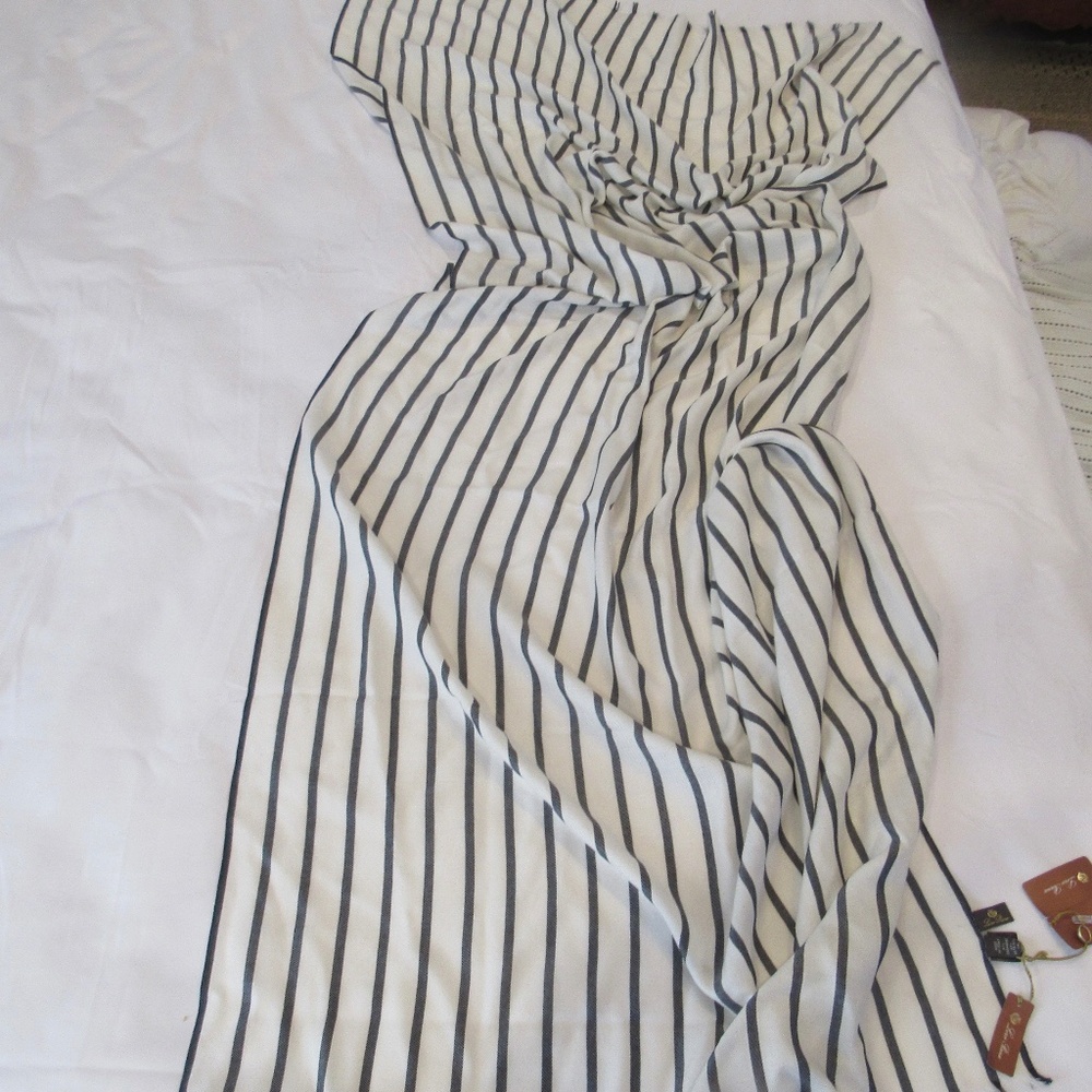 NWT $925 LORO PIANA Cashmere / Silk Cream w charcoal Long Scarf Shawl.AS IS
